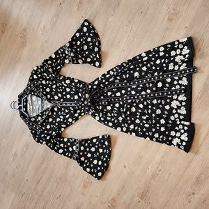 Max Studio floral,‎ trumpet sleeve dress. Size 6.